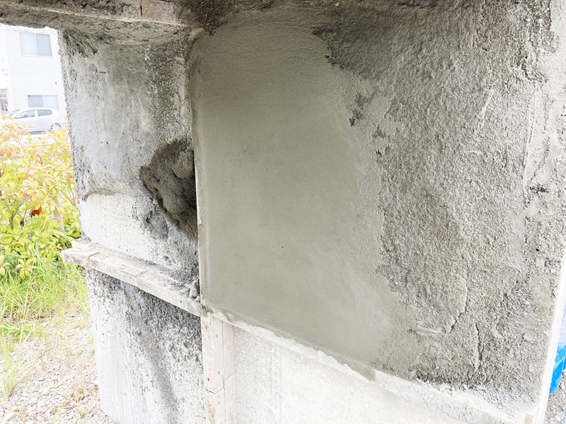 表面仕上げ状況
（左側：コテ仕上げあり、右側：コテ仕上げなし）